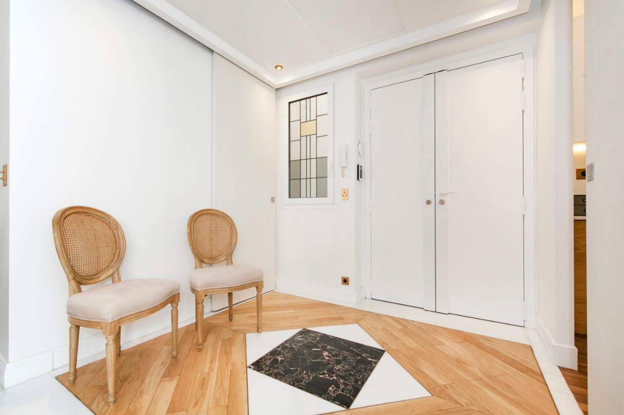 Luxury Montaigne Apartment Париж Екстериор снимка