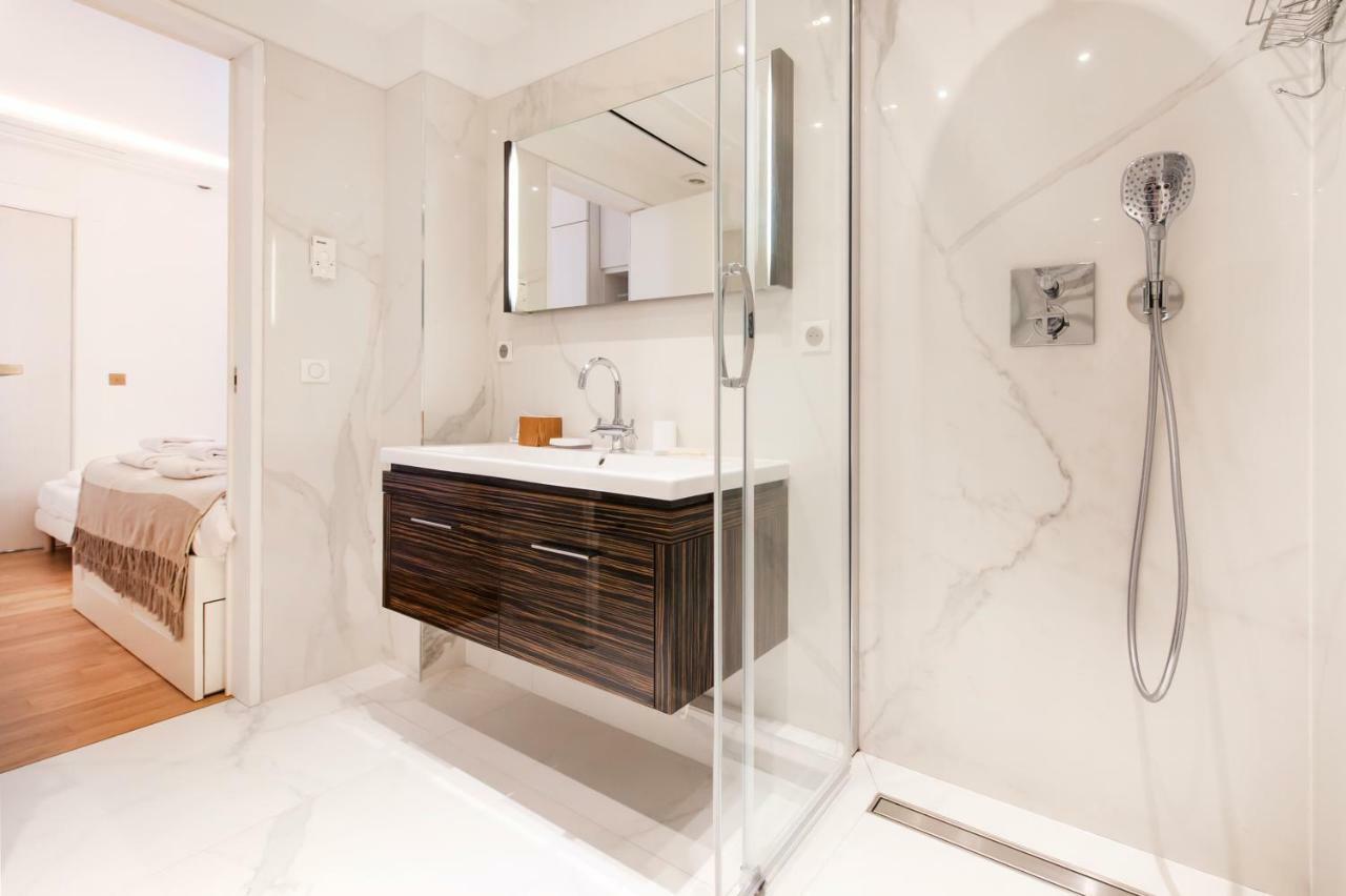 Luxury Montaigne Apartment Париж Екстериор снимка