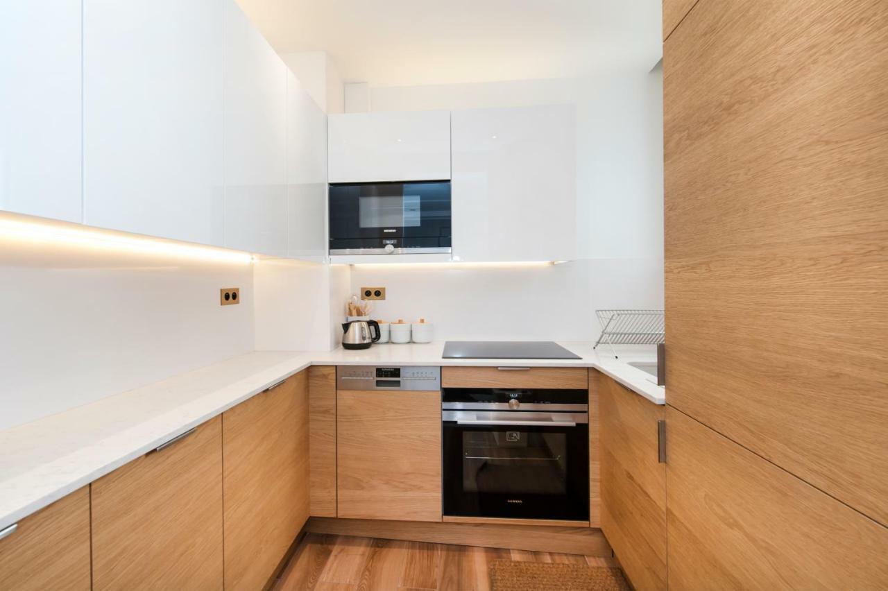 Luxury Montaigne Apartment Париж Екстериор снимка