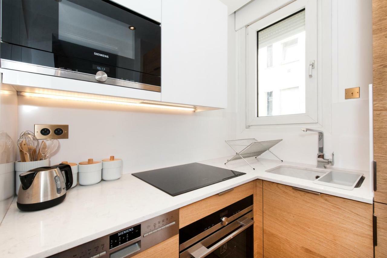 Luxury Montaigne Apartment Париж Екстериор снимка